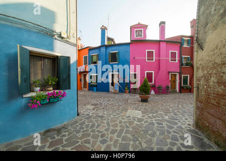 Coloridas casas en la isla veneciana de Burano