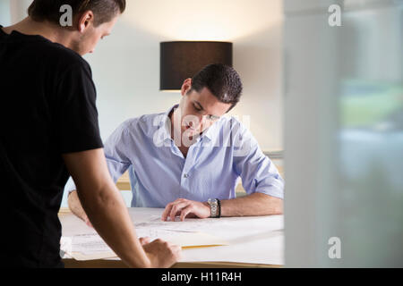 Dos hombres trabajadores de oficina compartir ideas en una moderna oficina