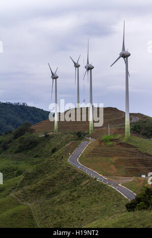 Turbinas de viento en la cima de una montaña en el valle central de Costa Rica Foto de stock