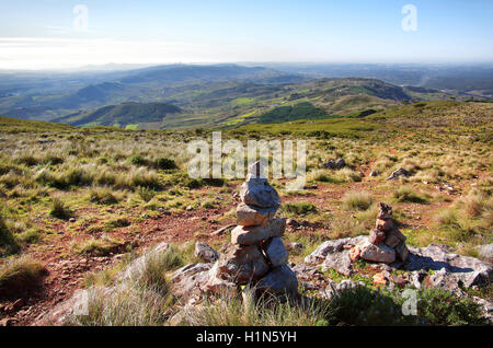 Paisaje con piedra cairns marcado senderos de Montejunto Hills - Portugal Foto de stock