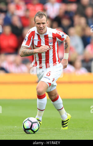 Glenn Whelan de Stoke City durante el partido de la Premier League en el estadio Bet365, Stoke-on-Trent. PRENSA FOTO DE ASOCIACIÓN. Fecha de la foto: Sábado 24 de septiembre de 2016. Ver la historia de PA FÚTBOL Stoke. El crédito de la foto debe ser: Tim Goode/PA Wire. RESTRICCIONES: No se puede utilizar con audio, vídeo, datos, listas de mobiliarios, logotipos de clubes/ligas o servicios 'en vivo' no autorizados. El uso en línea del partido está limitado a 75 imágenes, sin emulación de vídeo. No se puede utilizar en apuestas, juegos o publicaciones de un solo club/liga/jugador. Foto de stock