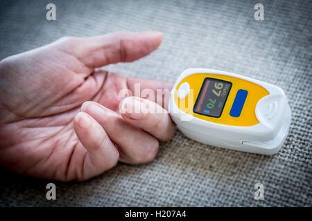 Cerca de un oxímetro (medidor de oxígeno en la sangre), que se utiliza para  medir la frecuencia del pulso y la concentración de oxígeno de la sangre  Fotografía de stock - Alamy