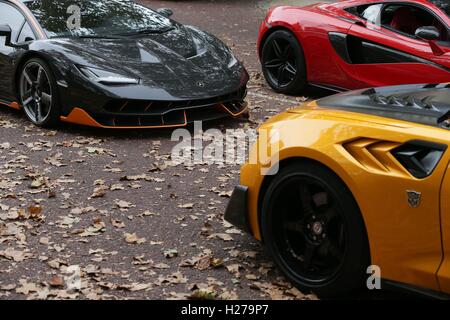 Un Lamborghini Centenario (izquierda) y McLaren sports car durante el  rodaje de la película Transformers: El Último Caballero, en el Mall en  Londres Fotografía de stock - Alamy