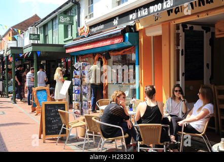 El bohemio y tiendas de moda y restaurantes de Kensington Garden, en North Laine, Brighton, East Sussex, Inglaterra, Reino Unido. Foto de stock