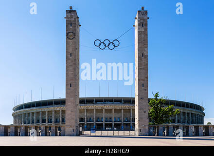 Olympiastadion (estadio olímpico), construido para los Juegos Olímpicos de 1936, Berlín, Alemania Foto de stock