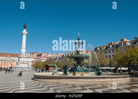 Fuente, fuente de bronce con monumento Dom Pedro IV, en el Teatro Nacional, La Plaza de Rossio, Lisboa, Portugal