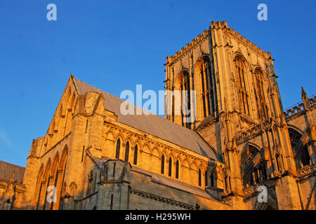 El extremo oeste de la Catedral de York en la noche, la luz del sol Foto de stock
