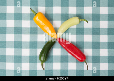 Diferentes tipos de chiles en la tabla