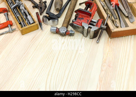 Viejo sucio de los instrumentos y herramientas para la construcción de vivienda y trabajo manual en la superficie de fondo de madera