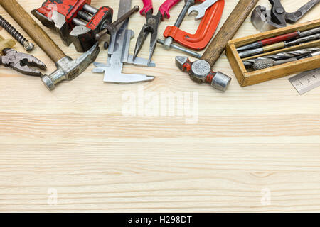 Conjunto de antiguas sucio de los instrumentos y herramientas para la construcción de casas y de fijación en superficie de fondo de madera