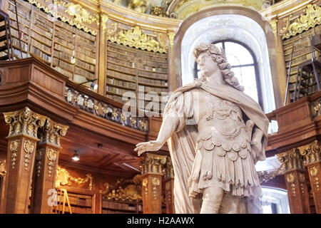 Viena, Austria - Agosto 14, 2016: la escultura en el Estado Hall (Prunksaal), el corazón de la Biblioteca Nacional de Austria. Foto de stock