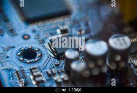 La placa base del ordenador micro chip cerca del circuito Foto de stock