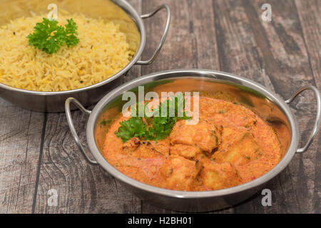 Pollo Tikka Masala - un clásico medium spiced curry indio chargrilled con trozos de pollo en una rica salsa cremosa masala Foto de stock