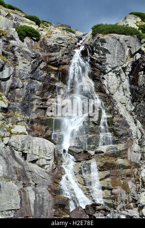 El Skok cascada en montañas Altas Tatras, en Eslovaquia. Foto de stock