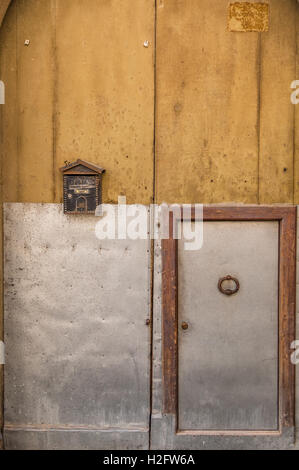 Amarillo antiguo puerta de hierro, buzón, columpio, bastidor pequeño, muy pesada. Te metes en el más pequeño.