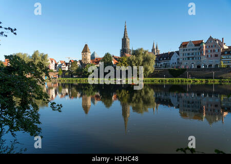 Paisaje urbano con el río Danubio y la catedral de Ulm, Ulm, Baden-Württemberg, Alemania, Europa Foto de stock