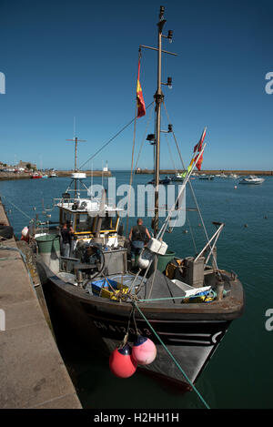 La comuna costera de Barfleur en Normandía, noroeste de Francia.Los pescadores preparar su barco para un viaje de pesca