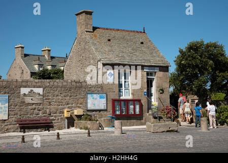 La comuna costera de Barfleur en Normandía, noroeste de Francia. Alojados en este pequeño edificio se encuentra la oficina de turismo