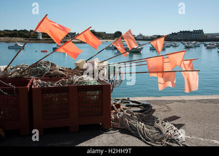 La comuna costera de Barfleur en Normandía, noroeste de Francia. Banderas de marcador del pescador en el muelle
