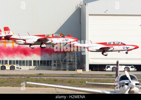 La Fuerza Aérea polaca PZL-Mielec TS-11 Iskra de la pantalla Team Iskry saliendo después de asistir a la Malta Airshow Internacional 2016 Foto de stock