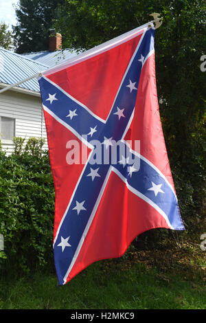 Bandera confederada vuela fuera de casa en Arkansas Foto de stock