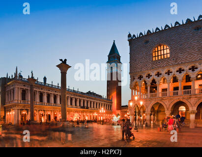 Palacio Ducal, el campanario Campanile y el escudo de armas de la República de Venecia león sobre columna de alto en la plaza de San Marcos al atardecer