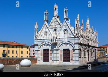 Santa Maria della Spina es una pequeña iglesia en la ciudad italiana de Pisa. La iglesia fue erigida alrededor de 1230 en la pisana estilo gótico Foto de stock