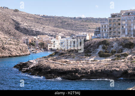 La bahía de Xlendi, en Gozo, Malta Foto de stock