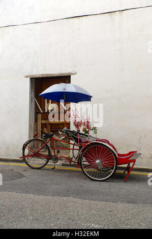 Georgetown, Penang, Malasia - Abril 18, 2015: Clásico rickshaw local en la ciudad de George, Penang en Malasia Foto de stock