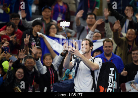 Beijing, China. 4 Oct, 2016. Gran Bretaña Andy Murray toma un selfie después de la primera ronda de hombres solteros match contra Andreas Seppi de Italia en el torneo de tenis abierto de China en Beijing, capital de China, el 4 de octubre de 2016. Crédito: Zhang Chenlin/Xinhua/Alamy Live News Foto de stock