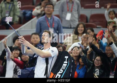 Beijing, China. 4 Oct, 2016. Gran Bretaña Andy Murray toma un selfie después de la primera ronda de hombres solteros match contra Andreas Seppi de Italia en el torneo de tenis abierto de China en Beijing, capital de China, el 4 de octubre de 2016. Crédito: Xing Guangli/Xinhua/Alamy Live News Foto de stock