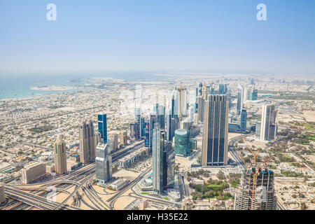 Vista de la calle Sheikh Zayed Road y horizonte de Dubai, la ciudad de Dubai, Emiratos Árabes Unidos, Oriente Medio