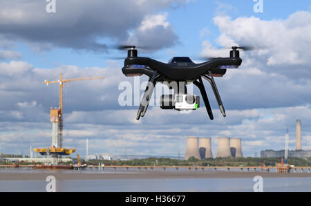 Hombre volando 3DR X8 RTF drone cerca del río Mersey, Merseyside, Inglaterra Foto de stock