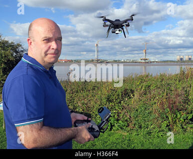 Hombre volando 3DR X8 RTF drone cerca del río Mersey, Merseyside, Inglaterra Foto de stock