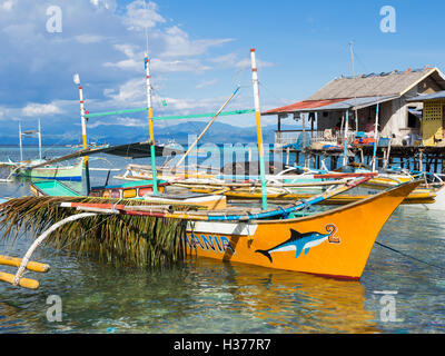 La casa de pescadores y buques pesqueros con puntales en la aldea de Tinito, Maasim, provincia de Sarangani, Filipinas.