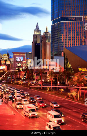 Vista al atardecer de Las Vegas Strip con New York New York Hotel and Casino, en el fondo.Las Vegas.Nevada.EE.UU.