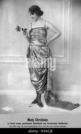Mady Cristianos, una actriz alemana, en una chaqueta a rayas con cintura  vestido con bolsillos delanteros y flores en la cintura Fotografía de stock  - Alamy