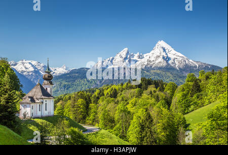 Idílico paisaje de montaña en los Alpes con la iglesia de peregrinación de Maria Gern y montaña de Watzmann en primavera, Baviera, Alemania