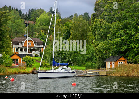 Casa de verano en una de las miles de pequeñas islas del archipiélago de Estocolmo, Suecia. Foto de stock