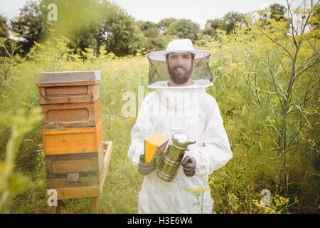 Retrato de apicultor celebración bee fumador Foto de stock