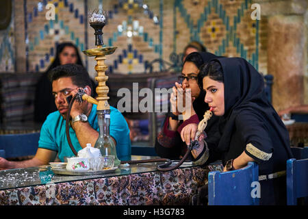 Irán en la provincia de Kerman, Kerman, Vakil tetería hammam, mujer iraní de fumar una pipa de agua Foto de stock