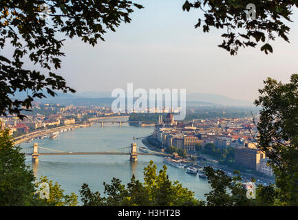 Vistas sobre el casco antiguo de Budapest y el río Danubio desde los pies de la colina Gellert en la madrugada, Budapest, Hungría Foto de stock