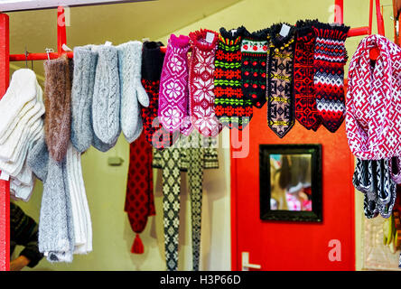 Colorido mitones artesanales colgando en uno de los stands durante el mercado de Navidad en Riga, Letonia. En el stand también se pueden calentar bufandas, sombreros de lana e incluso juguetes.