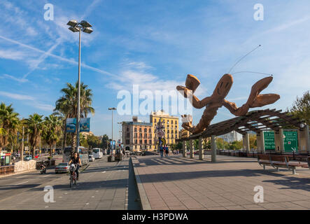 BARCELONA, España - Oct 5: Los transeúntes en un día soleado, el 5 de octubre de 2016, en el paseo "lot de la Fusta', en la costa de la ciudad Foto de stock