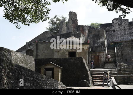 La arquitectura histórica Kangra Fort está situado a 20 kilómetros de la ciudad de Dharamsala, en las afueras de Kangra, India.