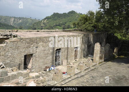La arquitectura histórica Kangra Fort está situado a 20 kilómetros de la ciudad de Dharamsala, en las afueras de Kangra, India.