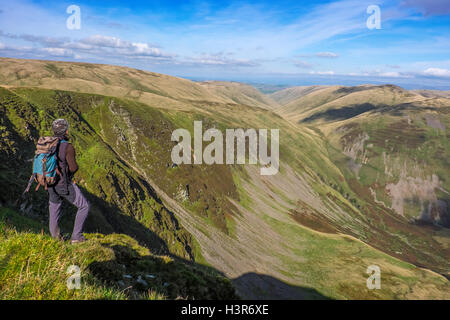 Una colina walker mirando hacia la boca de gran Dummocks Cautley en el Howgills Foto de stock