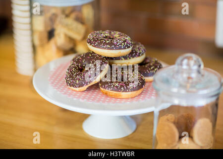 Soporte para tuercas de masa. Donuts de madera catering, mini pasteles  dulces en soporte de madera en una fiesta Fotografía de stock - Alamy