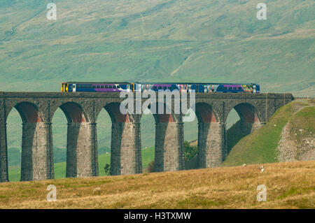 En tren Ribblehead Viaduct, Yorkshire, Inglaterra