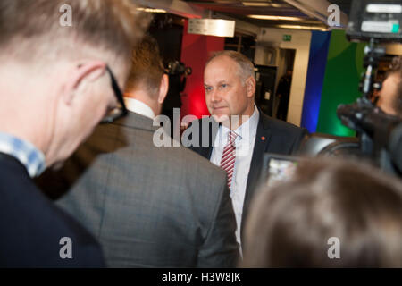 Líder del Partido debate en la televisión sueca el ala izquierda, líder del partido Jonas SJÖSTEDT Foto de stock